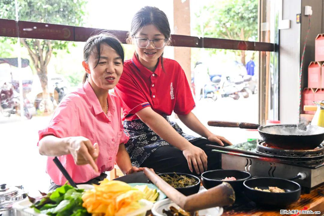 全网追的“扁担女孩”，找了一份暑假工，时薪12元 - 郴州生活资讯 - 郴州28生活网 chenzhou.28life.net