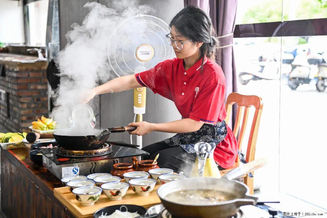全网追的“扁担女孩”，找了一份暑假工，时薪12元 - 郴州生活资讯 - 郴州28生活网 chenzhou.28life.net